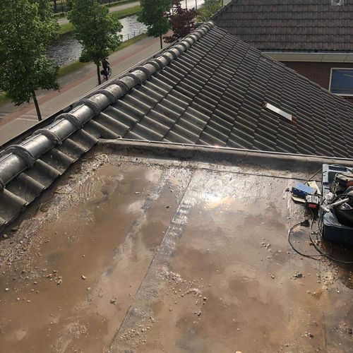 Een oude dakkapel met lekkages Een oude dakkapel in Winsum