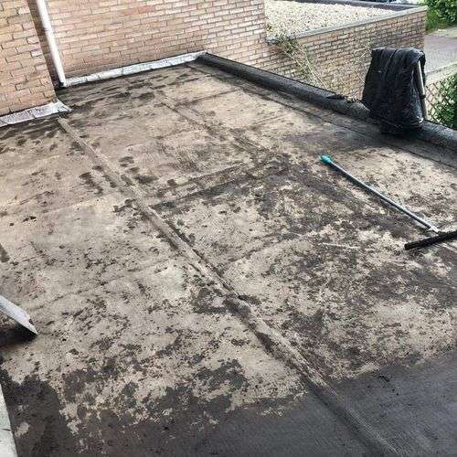 Schoonmaken van een plat dak in Winsum Schoonmaken van een plat dak in Winsum